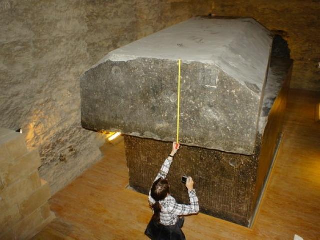 Cho nổ quan tài đá 90 tấn được người Ai Cập cổ tôn thờ, sửng sốt với thứ bên trong