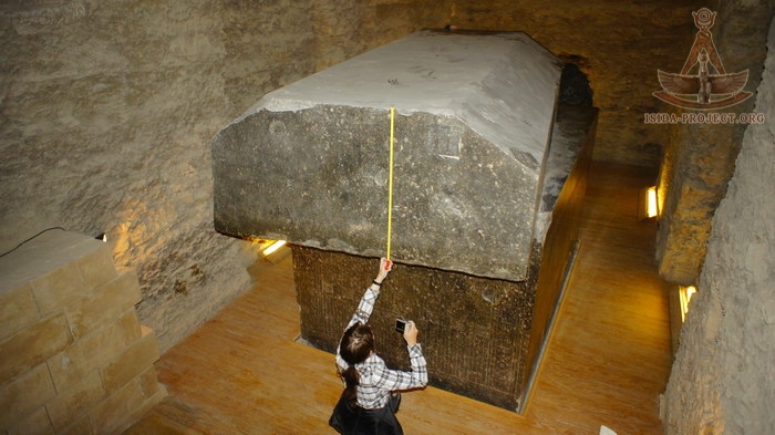 Cho nổ quan tài đá 90 tấn được người Ai Cập cổ tôn thờ, sửng sốt với thứ bên trong - 1