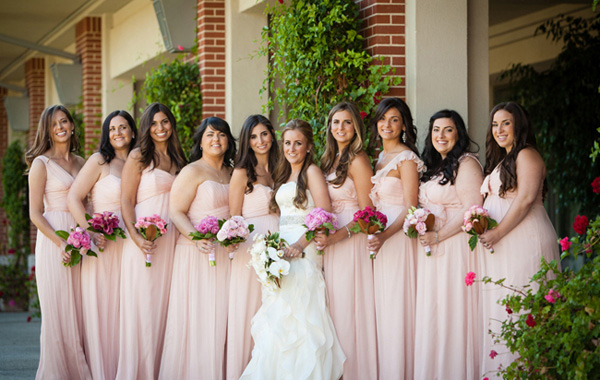 Vợ chồng cô dâu đã lên kế hoạch cảm cân cho người bạn của mình. 