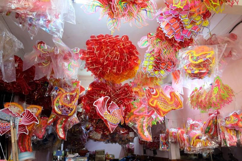 Mặc dù giấy kiếng tăng cao nhưng lồng đèn truyền thống khi xuất xưởng khi tăng nhẹ từ 1-2 ngàn đồng/chiếc. Ảnh: THU HÀ