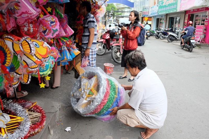 Đại lý tất bật đóng hàng để vận chuyển vê thị trường tỉnh. Ảnh: THU HÀ