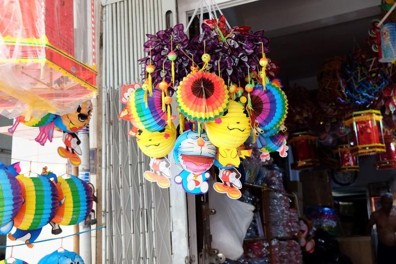 Theo ông Thịnh, lồng đèn xếp giấy lời rất cao, nhưng phải khéo léo để đèn không bị hỏng khuôn hoặc bị rách. Ảnh: Thu Hà