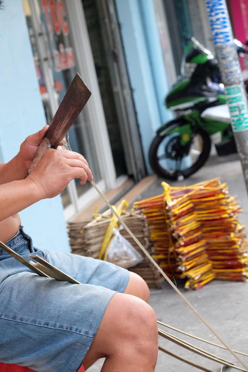 Mặc dù lấy công làm lời thì số tiền ấy không đáng là bao, chỉ khoảng 5.000 đồng/đèn. Ảnh: THU HÀ