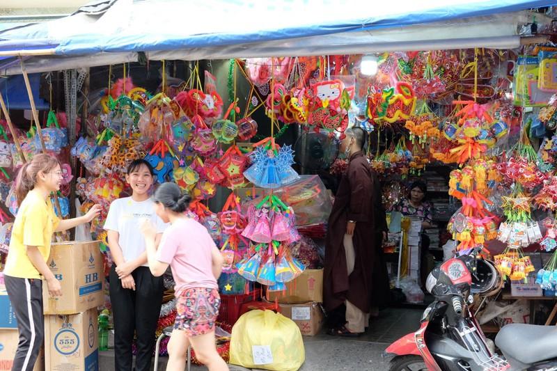 Theo ông Tài, cùng với sự xuất hiện của lồng đèn điện tử, lồng đèn truyền thống vẫn có lối đi riêng của mình. Ảnh:THU HÀ