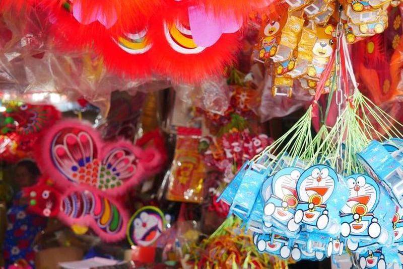 Bên cạnh lồng đèn ông sao, lồng đèn hình con thuyền, con bướm...thường thấy, lồng đen trung thu truyền thống còn tạo hình dựa theo các nhân vật hoạt hình để thu hút lựa chọn của trẻ nhỏ. Ảnh: THU HÀ