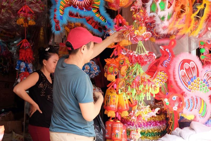 Đèn trung thu điện tử vẫn là mặt hàng chiếm thị phần lớn trong thị trường đèn đồ chơi trung thu. Ảnh: THU HÀ