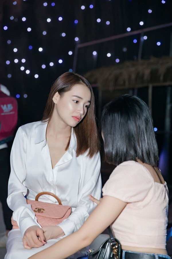 Hình ảnh của Nhã Phương gần đây khi diện cây trắng, đeo túi xách hồng Chanel tới trường quay thăm Trường Giang nhận được rất nhiều sự quan tâm của người hâm mộ.