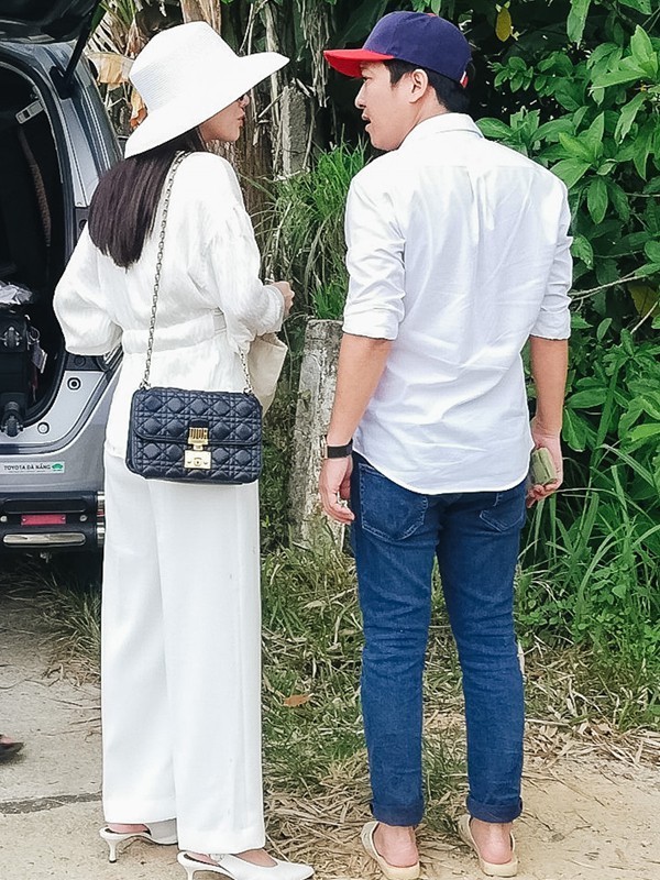 Nhã Phương chuộng những mẫu túi đơn giản dễ mix đồ. Một túi hiệu khác trong bộ sưu tập của cô thuộc thương hiệu Dior size vừa, quai chéo. Mẫu túi này nằm trong bộ sưu tập&nbsp;Dior J’adior Xuân/Hè 2017, có giá bán khoảng 3900 USD (gần 90 triệu đồng).
