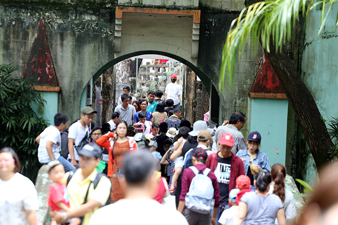 Lối đi trong Thảo Cầm Viên luôn trong tình trạng đông nghẹt người. “Nhân dịp được nghỉ Tết độc lập của đất nước nên tôi đưa con đến đây vui chơi, tham quan. Cũng hơi mệt vì lượng người đông”, anh Nguyễn Văn Tùng ngụ quận 8 chia sẻ.