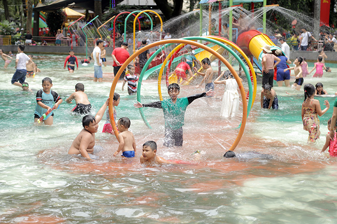 Ở khu vực công viên nước trong Thảo Cầm Viên nhiều em nhỏ thỏa thích vui đùa.