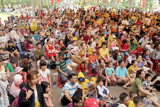 Trước khu vực sân khấu của Thảo Cầm Viên người dân tập trung theo dõi các chương trình ca hát, xiếc. Càng về trưa lượng người đổ về đây càng đông. Các điểm vui chơi trẻ em như: câu cá, đua ngựa, đua ô tô… nhiều em nhỏ phải xếp hàng để đến lượt chơi.