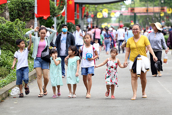 Các em nhỏ được phụ huynh đưa đi tham quan các loài động thực vật trong Thảo Cầm Viên nhân dịp được nghỉ lễ Quốc khánh 2/9.