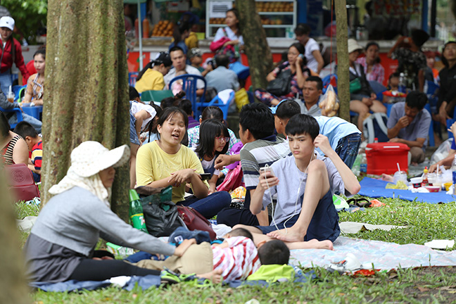 Khu vực bán thức ăn, nước uống trong khuôn viên Thảo Cầm Viên đông nghẹt người.