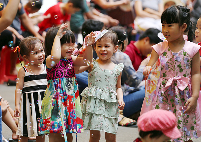 Các em nhỏ thích thú với trò chơi bong bóng xà phòng.