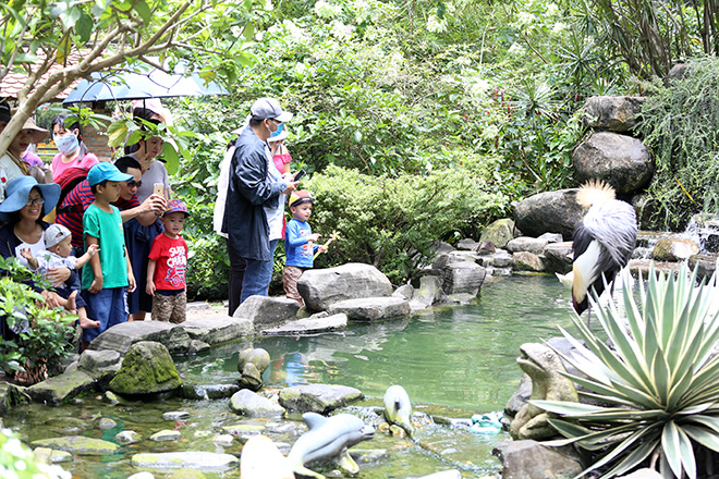 “Mấy nay con gái cứ đòi đi Thảo Cầm Viên nên cũng tranh thủ nghỉ lễ hai vợ chồng đưa con đi vui chơi. Lễ nên lượng người đổ về khá đông cộng với thời tiết oi bức nên cũng hơi mệt”, chị Phạm Thị Nhung, công nhân ở quận Bình Tân cho biết.