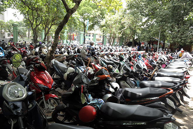 Bãi giữ xe trong Thảo Cầm Viên chật kín xe máy. Tại Công viên văn hóa Đầm Sen (quận 11), Suối Tiên (quận 9), trong ngày hôm nay người dân đổ về vui chơi cũng rất đông. Các khu vui chơi đều đông kín, các trò chơi cảm giác mạnh thu hút đông đảo bạn trẻ tham gia.