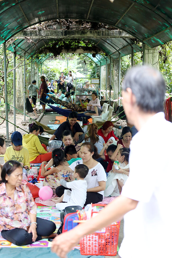 Đi chơi lễ, người dân dựng lều, mắc võng ngủ la liệt trong công viên - 12