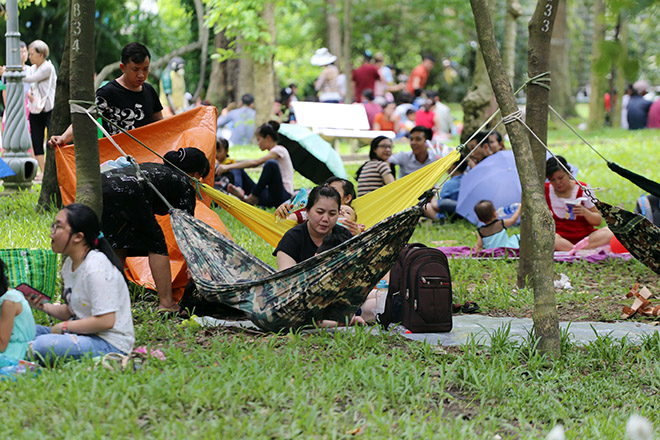 Đi chơi lễ, người dân dựng lều, mắc võng ngủ la liệt trong công viên - 11