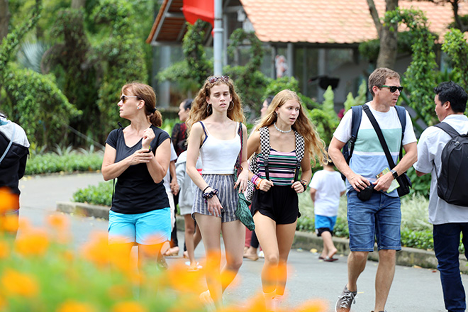 Nhiều du khách nước ngoài cũng vào Thảo Cầm Viên để tham quan, chụp ảnh.