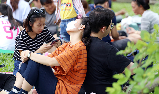 Thời tiết oi bức cộng với lượng người đông, nhiều người tỏ ra mệt mỏi khi đi vui chơi.