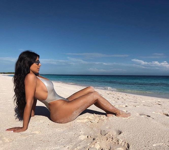 Mới đây, trên trang Instagram, Kim Kardashian West chia sẻ loạt ảnh bikini gợi cảm, được chụp trong kỳ nghỉ tại quần đảo&nbsp;Bahamas cùng người thân.