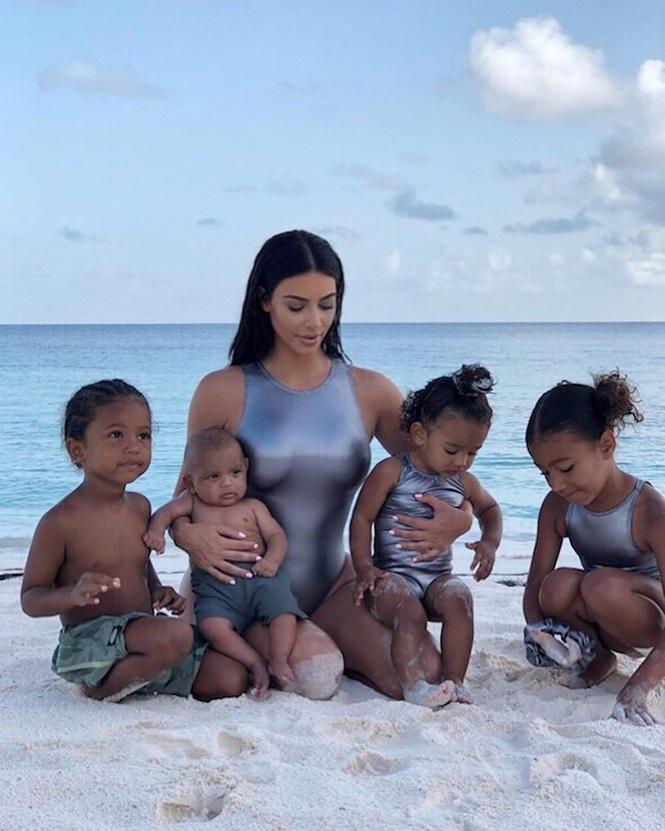 Bức ảnh Kim Kardashian với 4 con, gồm&nbsp;North (6 tuổi, ngoài cùng bên phải), Saint (3 tuổi, ngoài cùng bên trai), Chicago (bé gái được mẹ ôm) và em út Psalm (3 tháng), nhận được hơn 6 triệu lượt "thả tim" trên Instagram.