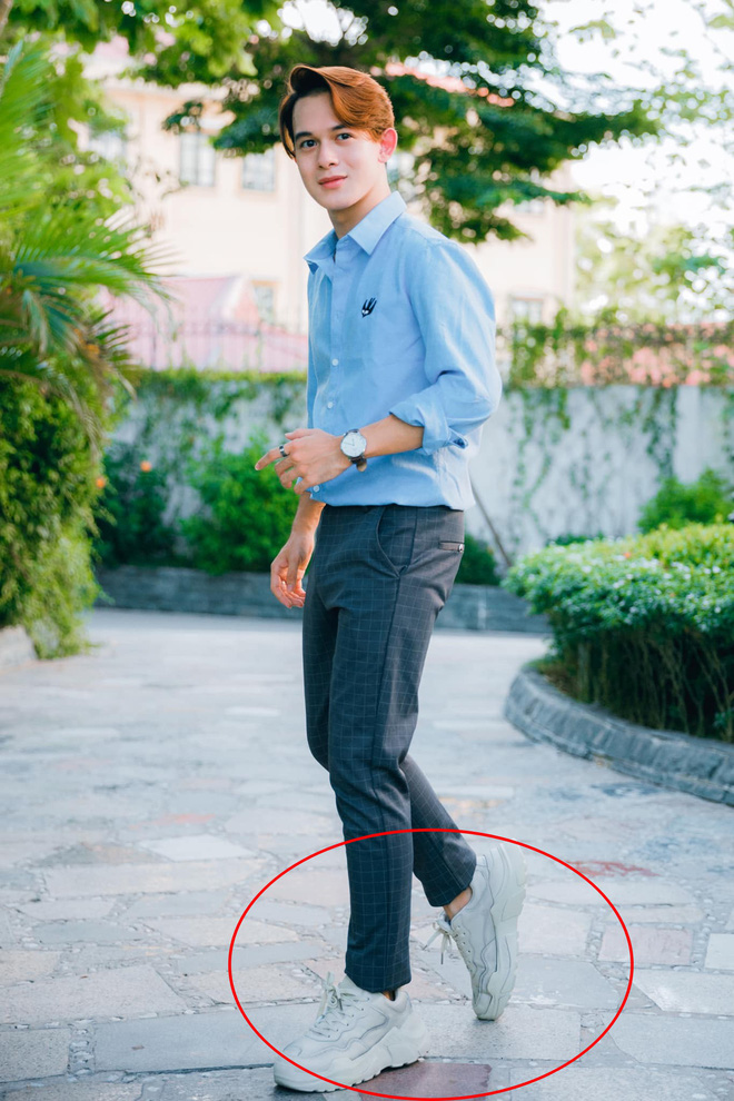 Để ăn gian chiều cao,
anh chàng thường chọn những đôi giày thể thao độn đế. Tuy không cao
nhưng vóc dáng nhỏ nhắn vẫn giúp Quang Anh vẫn tạo được ấn
tượng người thanh thoát khi chụp hình một mình.
