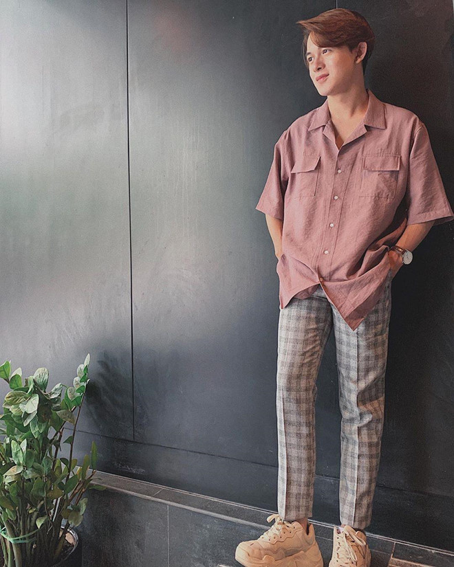 Nam diễn viên rất
thích đôi giày trắng đế cao nên thường xuyên đi và chụp hình.