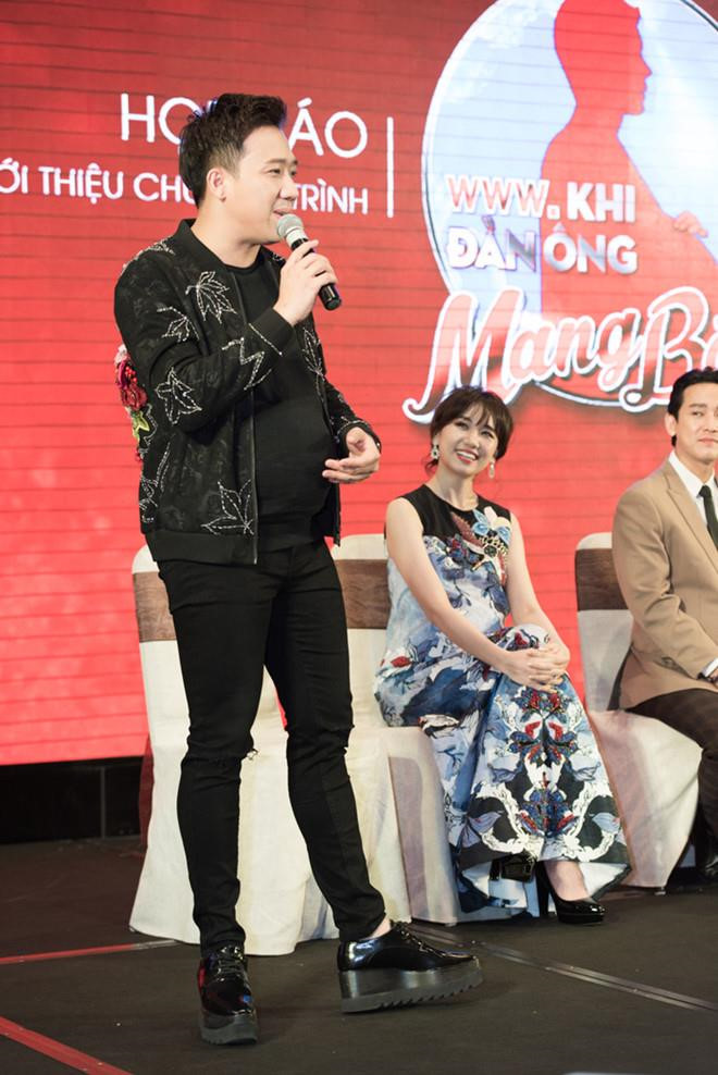 Trong showbiz Việt,
ngoài Quang Anh còn có không ít sao nam Việt ưa chuộng kiểu giày
độn đế để tăng chiều cao. Điển hình như Trấn Thành là một trong
những ngôi sao rất ưa chuộng các mẫu độn đế từ 5 phân trở lên.