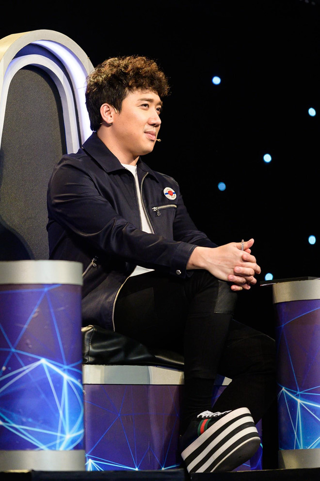 Trong đêm chung kết Ca
sỹ thần tượng mới đây, Trấn Thành đi hẳn giày độn 20cm. Kết
quả, anh suýt bị "vồ ếch" vì độ cao của đôi giày.