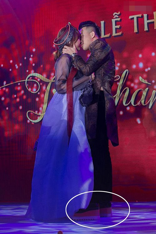 Trong ngày cưới, Trấn
Thành phải chọn ngay một đôi giày độn đế để không lép vế với cô dâu
Hari Won.