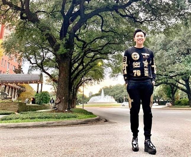 Thậm chí nam diễn viên
hài còn hài hước bình luận giày của anh là "giày đôn".