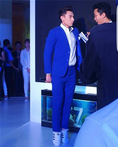 Isaac được fan khen dễ
thương với cách ăn gian chiều cao hài hước. Nam ca sĩ kiễng chân
như múa ballet để không bị dìm hàng lúc phỏng vấn.