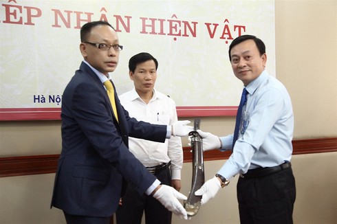 Ông Vương Quỳnh Xuân, cháu đích tôn của vua Mèo Vương Chí Sình, trao tặng lại kỷ vật cho Bảo tàng Hồ Chí Minh.