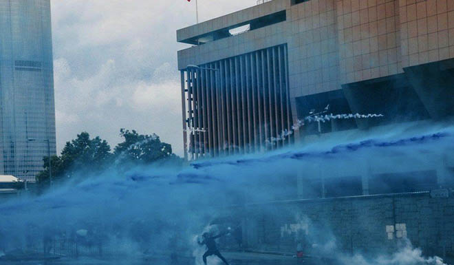 Cảnh sát bắn vòi rồng có dung dịch thuốc nhuộm vào người biểu tình Hong Kong ngày 31-8. Ảnh: SCMP
