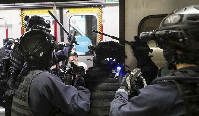 Cảnh sát đối phó biểu tình tại một trạm tàu điện ở Hong Kong ngày 31-8. Ảnh: SCMP