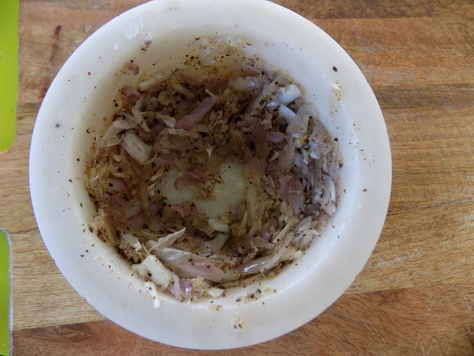 Bước 2: Hành tím + tỏi và tiêu cho vào cối giã nát.