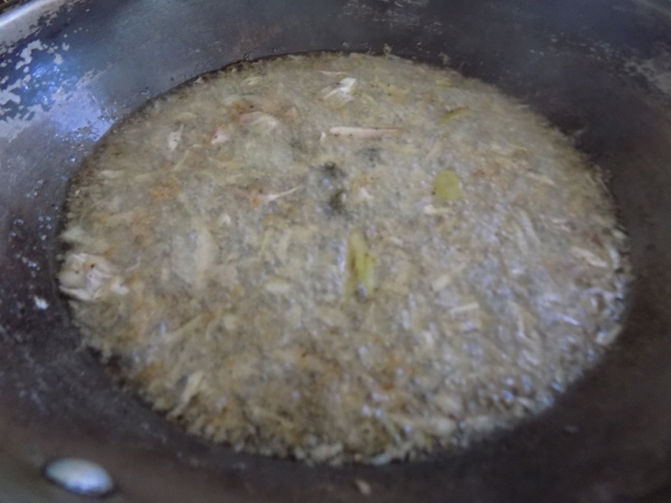 Bước 3: Bắc chảo dầu lên bếp ( không cần quá nhiều dầu). Khi dầu nóng cho hành + tỏi và tiêu giã nát vào chiên với lửa vừa. Khi thấy nguyên liệu này vàng thơm và giòn thì vớt ra dĩa có lót giấy thấm dầu.