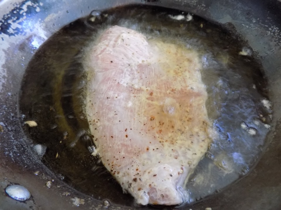 Bước 4: Vẫn cái chảo dầu ấy, cho miếng thịt đã ướp ở (bước 1) vào chiên với lửa nhỏ. Khi chiên chú ý trở miếng thịt, để thịt vàng và chín đều hai mặt trước khi gắp ra dĩa.