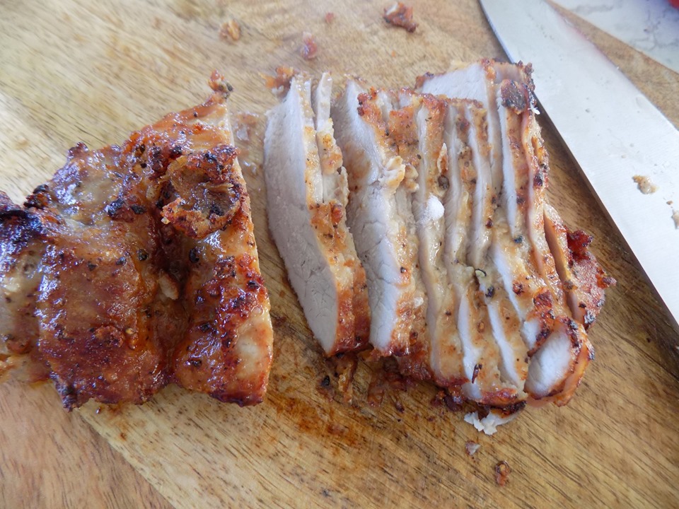 Thịt heo chiên thái lát xếp ra dĩa rắc hành tỏi chiên giòn lên mặt.