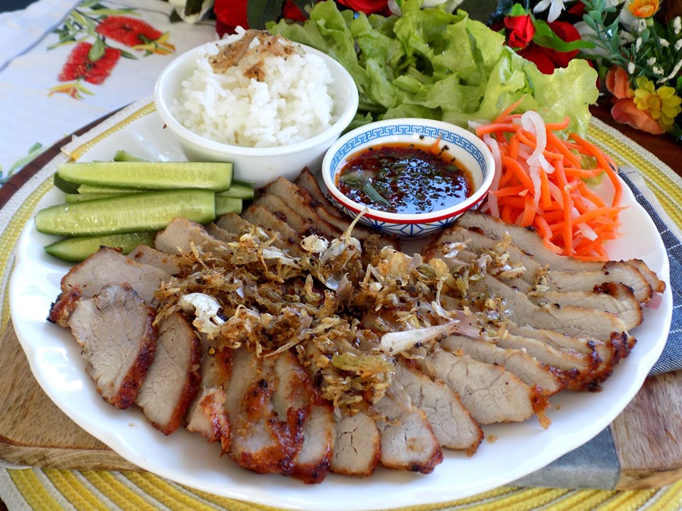 Thịt heo chiên tỏi thơm ngon, bắt mắt lại dễ ăn sẽ khiến bữa cơm sum họp dịp nghỉ lễ của gia đình bạn trở nên thú vị hơn.