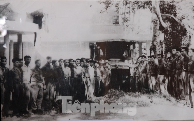 Cán bộ, chiến sĩ Đoàn 969 bên xe PAP sử dụng di chuyển thi hài Bác từ năm 1969 đến năm 1975