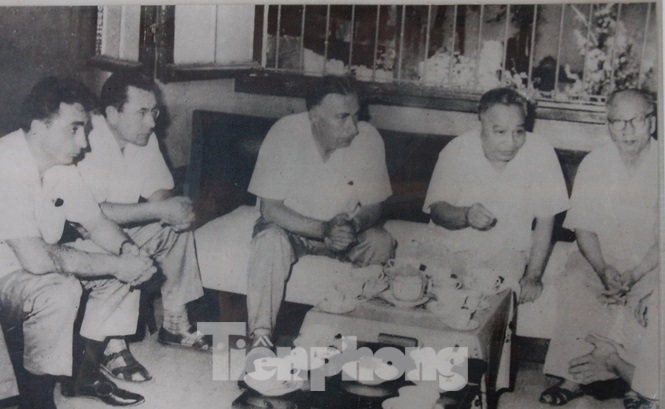 Phó Chủ tịch nước Nguyễn Lương Bằng và Bộ trưởng Bộ Nội vụ Trần Quốc Hoàn làm việc với chuyên gia y tế Liên Xô sau khi Bác qua đời