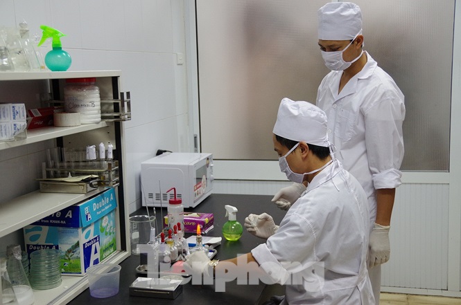 Cán bộ, nhân viên Viện 69 (BTL Bảo vệ Lăng Chủ tịch Hồ Chí Minh) nghiên cứu khoa học y tế gìn giữ thi hài Bác