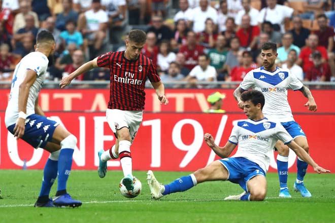 AC Milan (áo đỏ đen) khó nhọc giành chiến thắng đầu tay