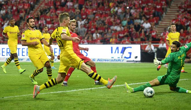 Dortmund (áo vàng) gặp khó trước Union Berlin