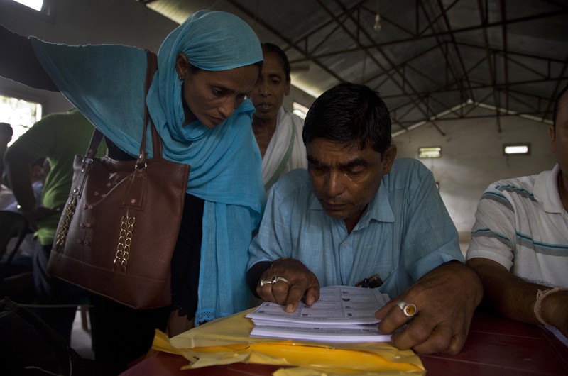 Người dân bang Assam đang kiểm tra danh sách công dân chính thức mới được công bố. Ảnh: AP