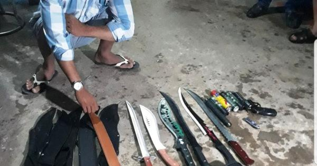 Pháp luật - Phát hiện cả đống "đồ chơi chết người" trên chiếc xe máy