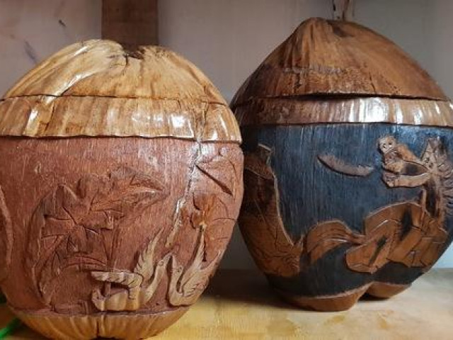 Thị trường - Tiêu dùng - Thổi hồn vào vỏ dừa khô, bán 1,2 triệu đồng/cái