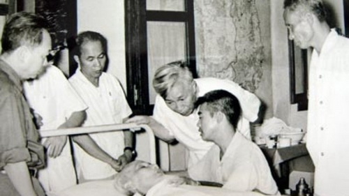 Lãnh đạo Đảng và Nhà nước đến thăm Bác Hồ khi đang mệt nặng (năm 1969). (Ảnh: Bảo tàng HCM cung cấp)